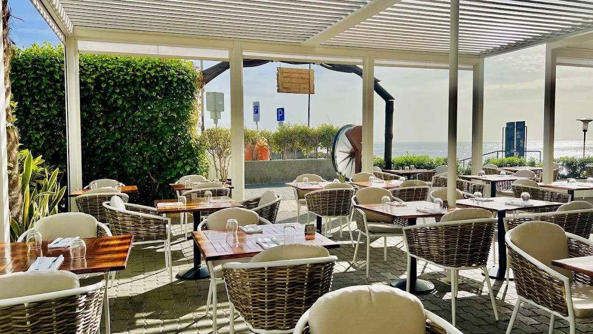 Leeno's Bar & Restaurant